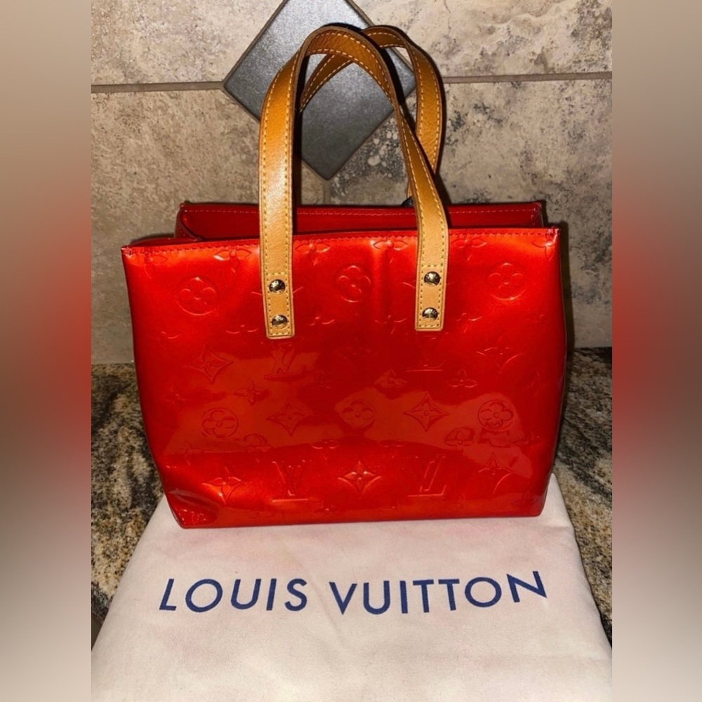*Authentic*🔥
Louis Vuitton
Reade PM red Vernis handbag